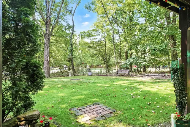 84 Monmouth Dr gallery image 23