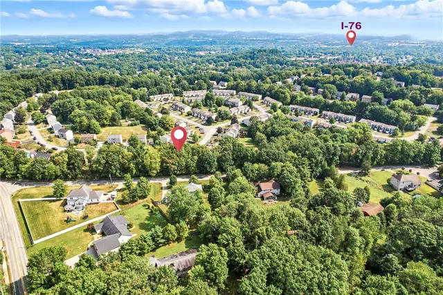 84 Monmouth Dr gallery image 27