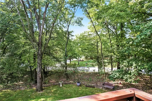 84 Monmouth Dr gallery image 28