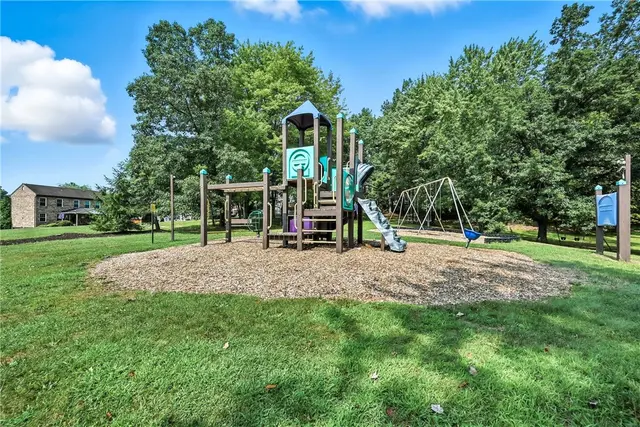 84 Monmouth Dr gallery image 29