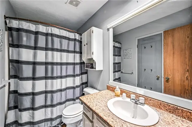 84 Monmouth Dr gallery image 37