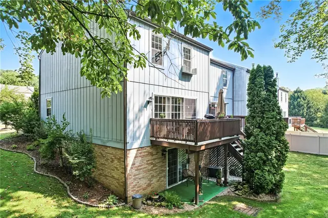 84 Monmouth Dr gallery image 41