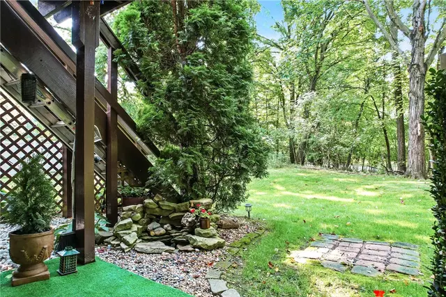 84 Monmouth Dr gallery image 47