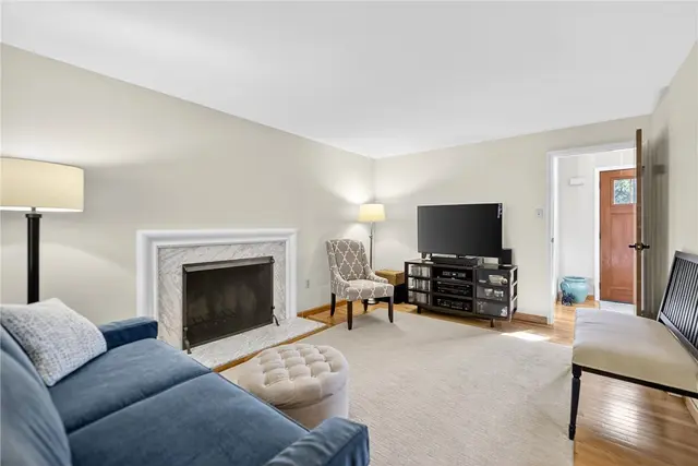 8439 Edwood Rd gallery image 3