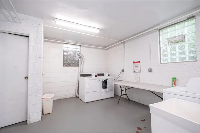 844 Thorn St 62 gallery image 10