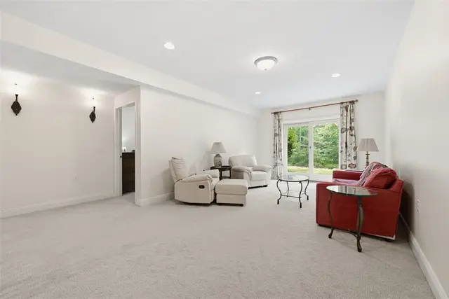 844 Village Dr gallery image 4