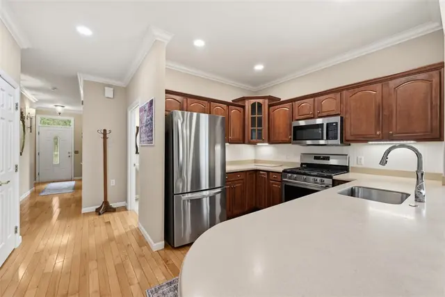 844 Village Dr gallery image 6