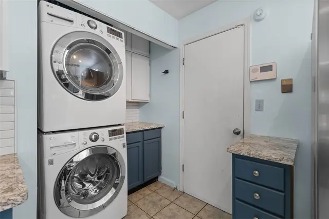 852 Sunset Cir gallery image 9