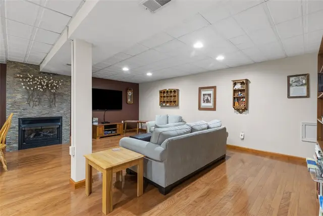 852 Sunset Cir gallery image 10