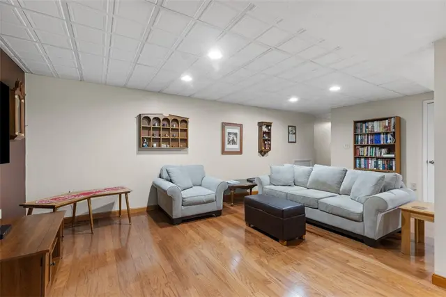 852 Sunset Cir gallery image 12