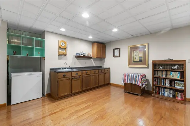 852 Sunset Cir gallery image 33