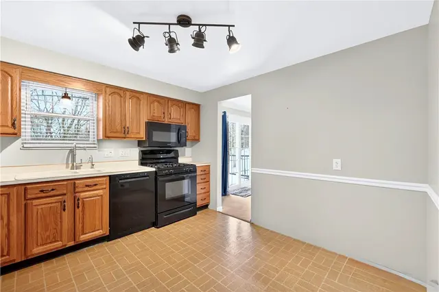 8732 Breezewood Dr gallery image 11