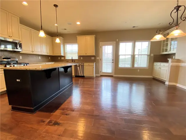 876 Beacon Ln gallery image 7