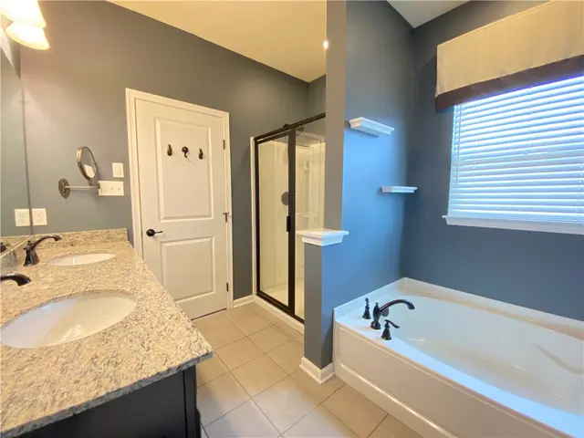 876 Beacon Ln gallery image 9