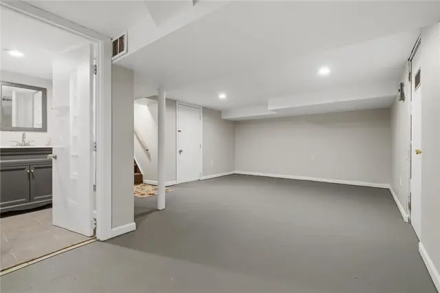 8967 Elm St gallery image 15