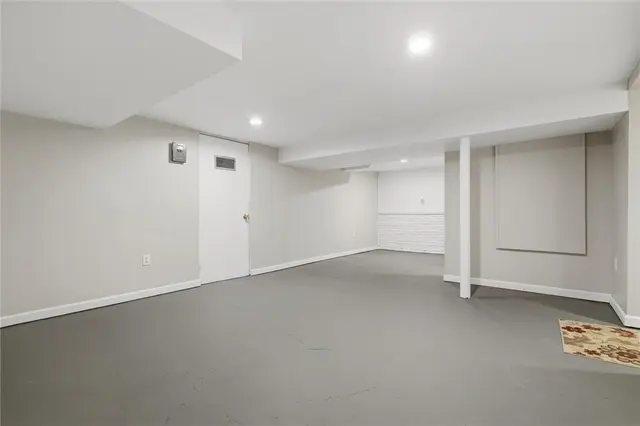 8967 Elm St gallery image 37