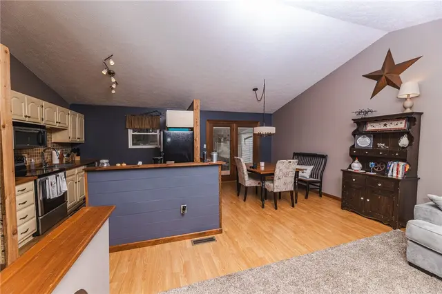 905 Glenwood Ct gallery image 38