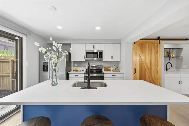907 Camelot Drive gallery image 5