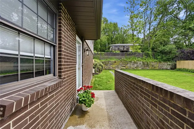 907 Camelot Drive gallery image 8