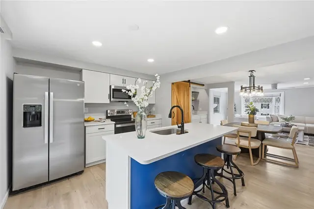 907 Camelot Drive gallery image 9