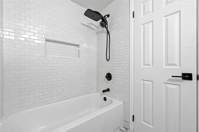907 Camelot Drive gallery image 10