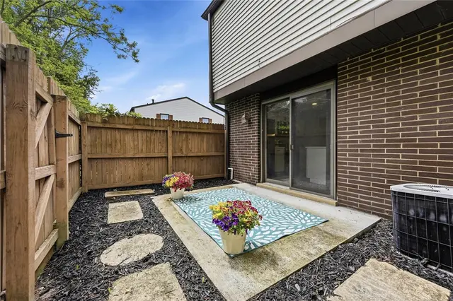 907 Camelot Drive gallery image 11