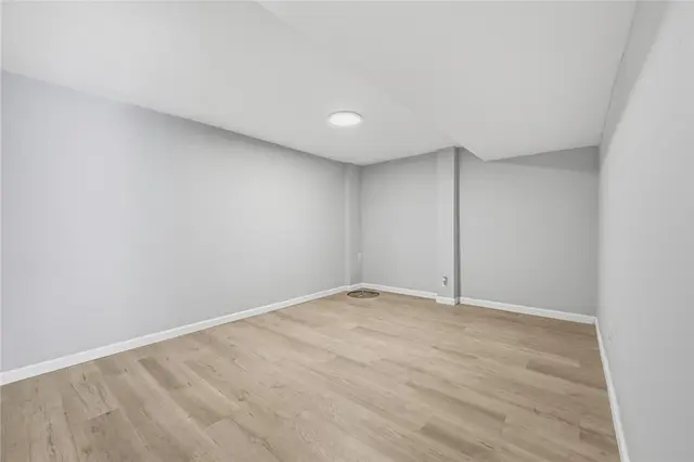 907 Camelot Drive gallery image 13