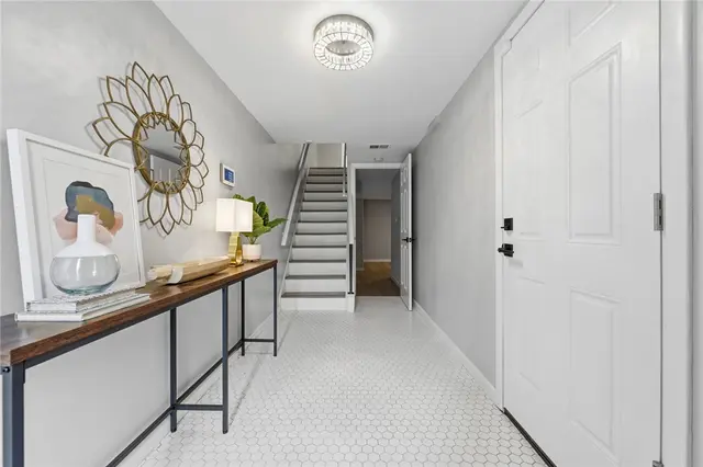 907 Camelot Drive gallery image 16