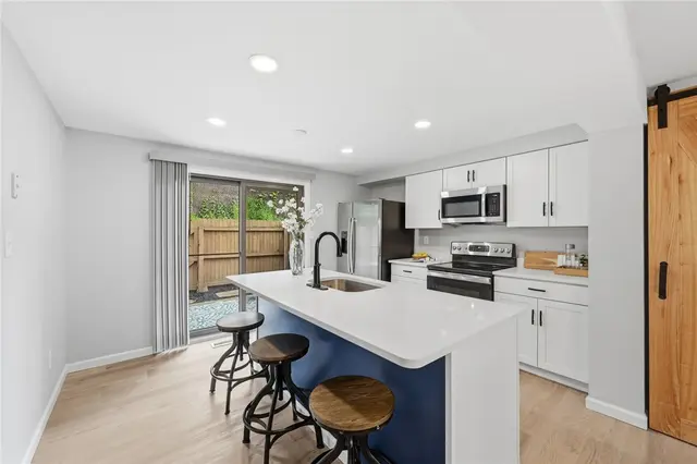907 Camelot Drive gallery image 17