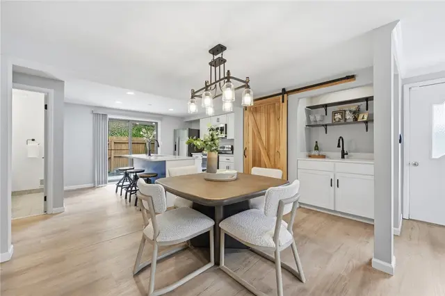 907 Camelot Drive gallery image 19