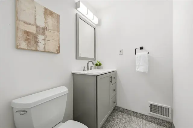 907 Camelot Drive gallery image 28