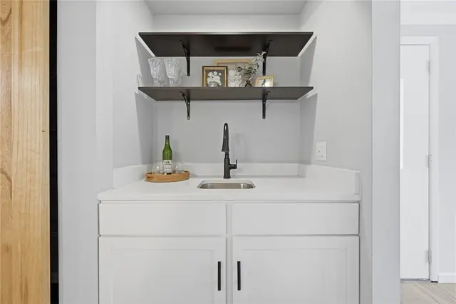 907 Camelot Drive gallery image 41