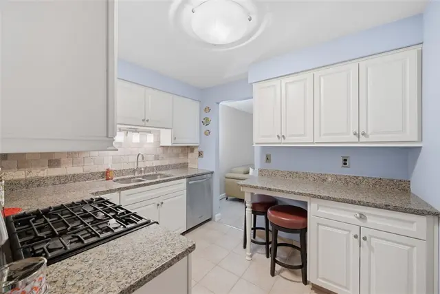 907 Cottingham Drive gallery image 3
