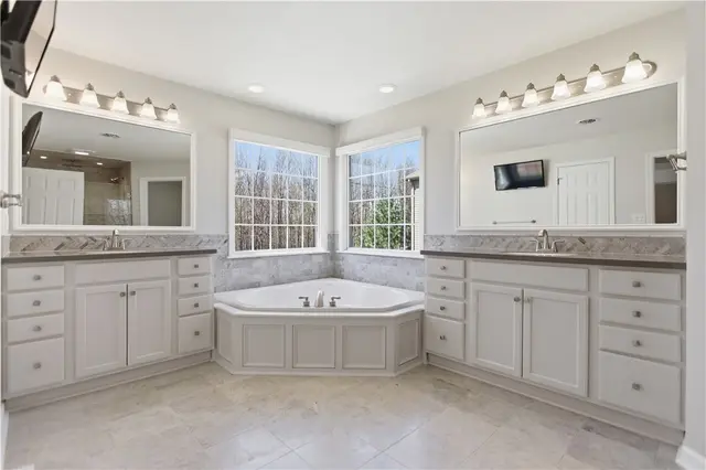 907 Gregory Ct gallery image 7