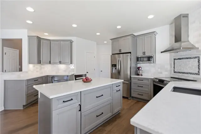 907 Gregory Ct gallery image 21