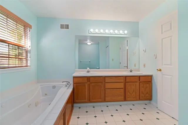 907 Northridge Dr gallery image 12