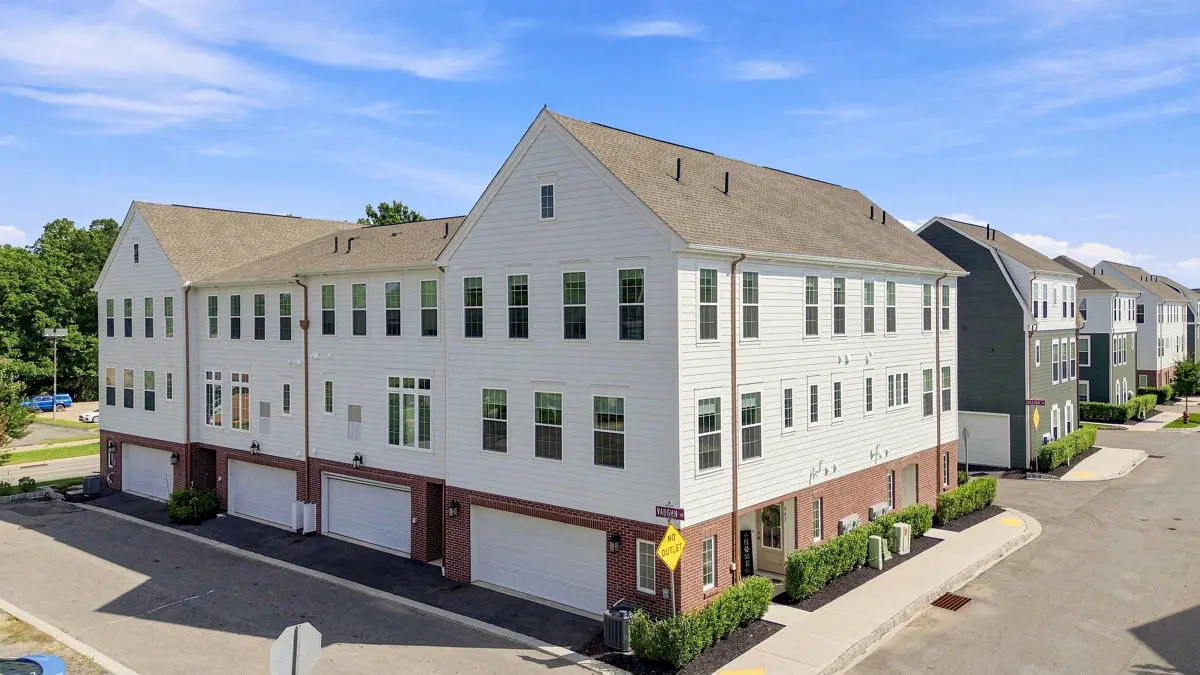 907 Vaughn LANE