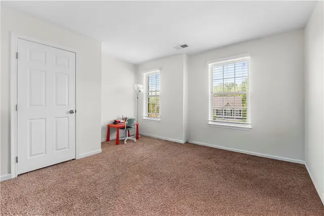 91 Kensington Dr gallery image 33