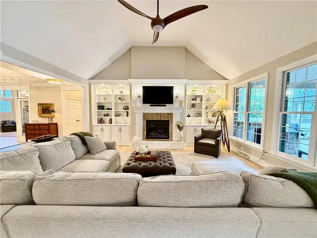 912 Champlain Pl gallery image 18