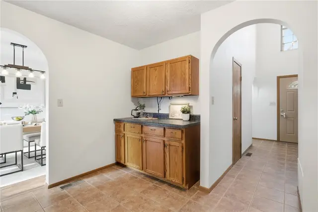 912 Glenwood Court gallery image 4