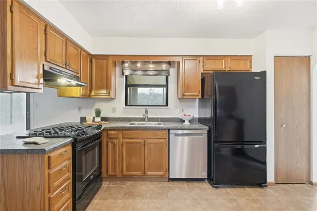 912 Glenwood Court gallery image 19