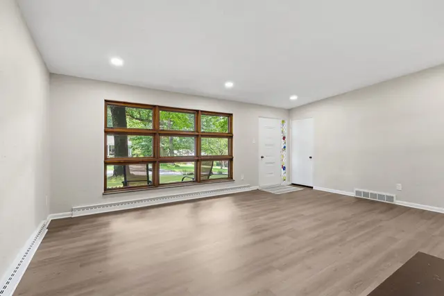 9218 Oak COURT gallery image 6