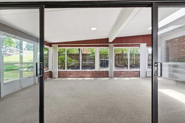 9218 Oak COURT gallery image 7