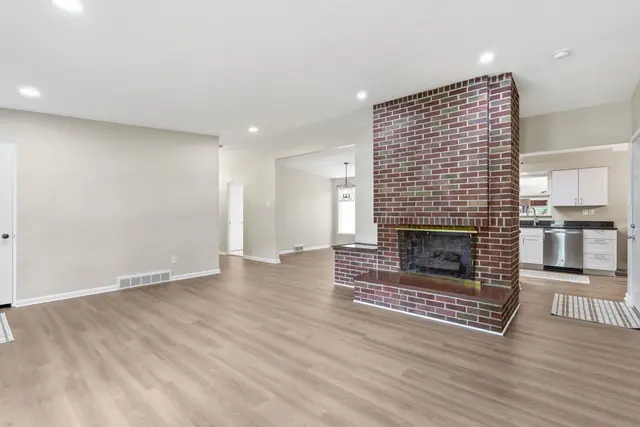 9218 Oak COURT gallery image 8
