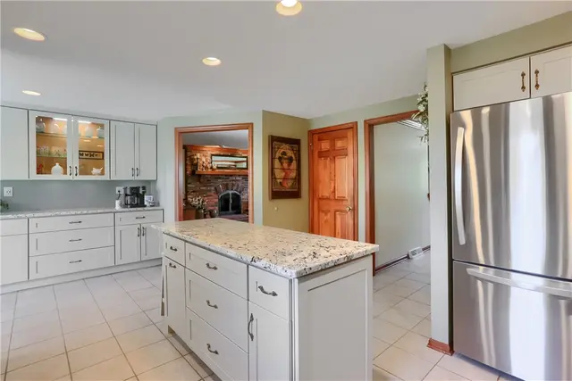 925 Summit Drive gallery image 12