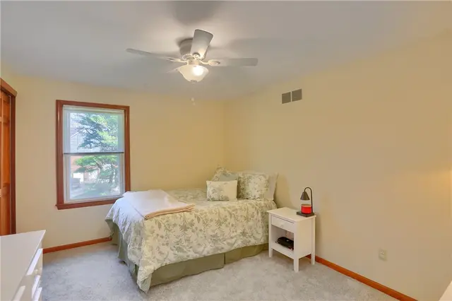 925 Summit Drive gallery image 18