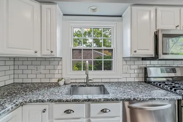 925 Waldwick Dr gallery image 4
