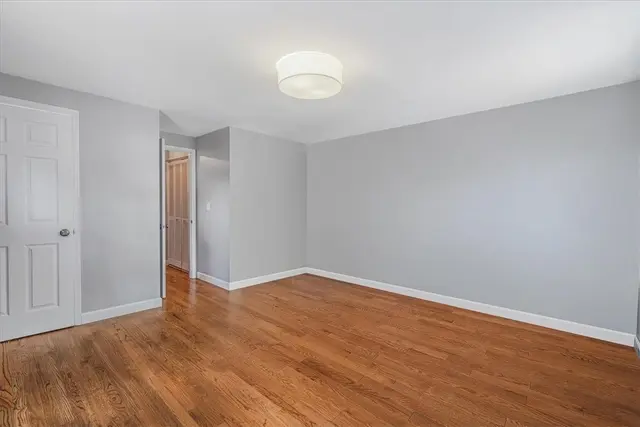 925 Waldwick Dr gallery image 8