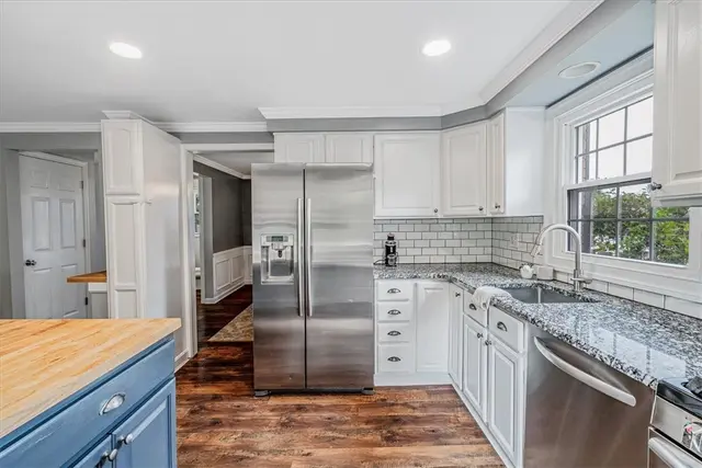 925 Waldwick Dr gallery image 16