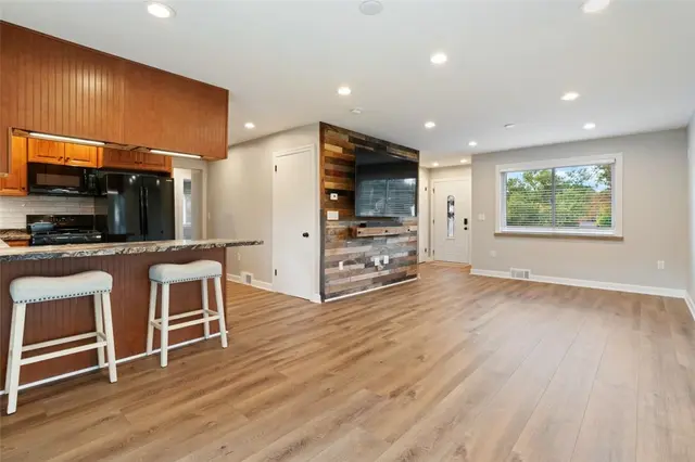 9280 Woodcrest Rd gallery image 5